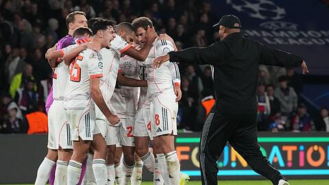 Vincent Kompany (r) stürmt nach dem Schlusspfiff auf den Rasen, um mit seinen Spielern im Kreis zu jubeln.