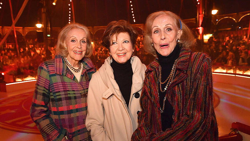 Carolin Reiber (Mitte) mit Alice und Ellen Kessler beim letzten öffentlichen Auftritt der Kessler-Zwillinge: der Premiere des Circus Roncalli Ende Oktober. Die drei Frauen verband jahrelang eine enge Freundschaft. Carolin Reiber (Mitte) mit Alice und Ellen Kessler beim letzten öffentlichen Auftritt der Kessler-Zwillinge: der Premiere des Circus Roncalli Ende Oktober. Die drei Frauen verband jahrelang eine enge Freundschaft.