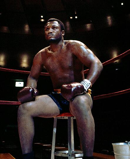 "Joe Frazier is so ugly that when he cries, the tears turn 
around and go down the back of his head." (&ldquo;Joe Frazier ist so 
hässlich, dass seine Tränen beim Weinen nach oben krabbeln und über 
den Hinterkopf laufen.`)