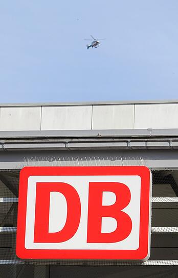 In der Luft patrouilliert ein Hubschrauber.