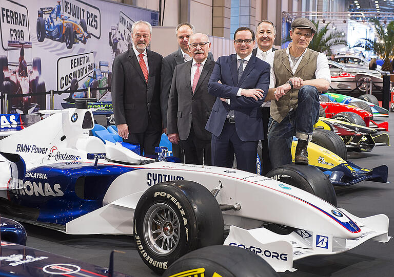 Nicht nur Tuning-, auch Formel-1-Boliden gibt's zu bestaunen.