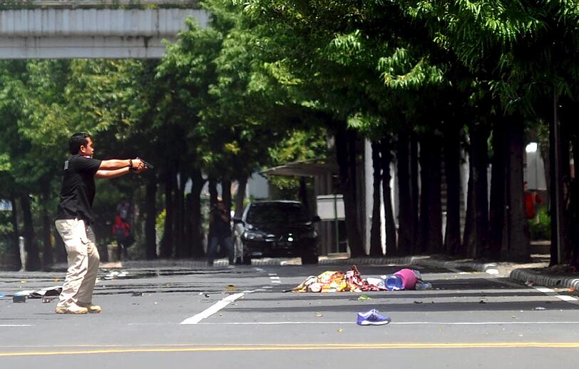 Terroranschlag in Indonesien: Bei einem Bombenanschlag und einer Schießerei in Jakarta sind mindestens sieben Menschen getötet worden.
