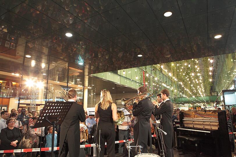 Die Beinahe-Volksoper "Gaach" in den Gasteig-Foyers.