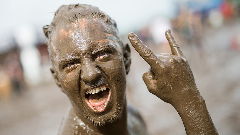 Das Wacken-Festival ist eröffnet. Die Bilder von Bier, Matsch und Fans.