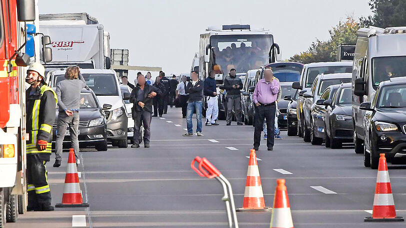 Der Lkw-Unfall legte die A8 mitten im Berufsverkehr lahm. Die Bilder.