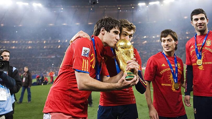 Der größte Erfolg seiner Karriere: 2010 wird Javi Martínez (l.) in Südafrika Weltmeister mit Spanien.