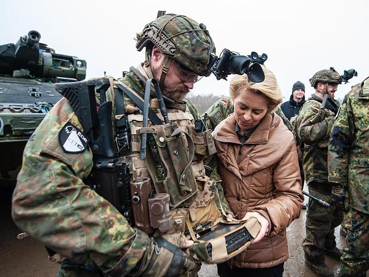 Verteidigungsministerin Ursula von der Leyen lässt sich von einem Soldaten ein Navigationsgerät erklären.