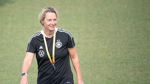 Martina Voss-Tecklenburg, Bundestrainerin, geht über den Trainingsplatz.