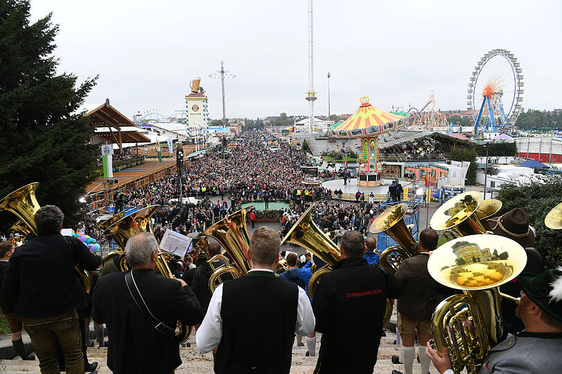 Einen spektakulären Ausblick hatten die Musiker beim traditionellen Platzkonzert der Wiesnwirte.