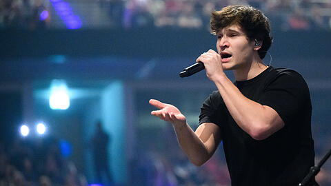 Wincent Weiss singt beim Abschlusskonzert seiner Tour 2025 in der ZAG-Arena.