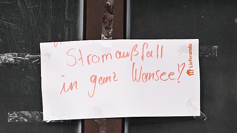 Am dritten Tag des Stromausfalls in Teilen Berlins warten 30.000 Haushalte weiter auf Energie.