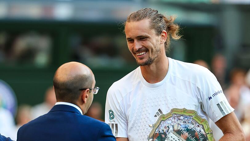 Alexander Zverev nahm die Trophäe für den Wimbledon-Finalisten mit einem Lächeln entgegen. Alexander Zverev nahm die Trophäe für den Wimbledon-Finalisten mit einem Lächeln entgegen.