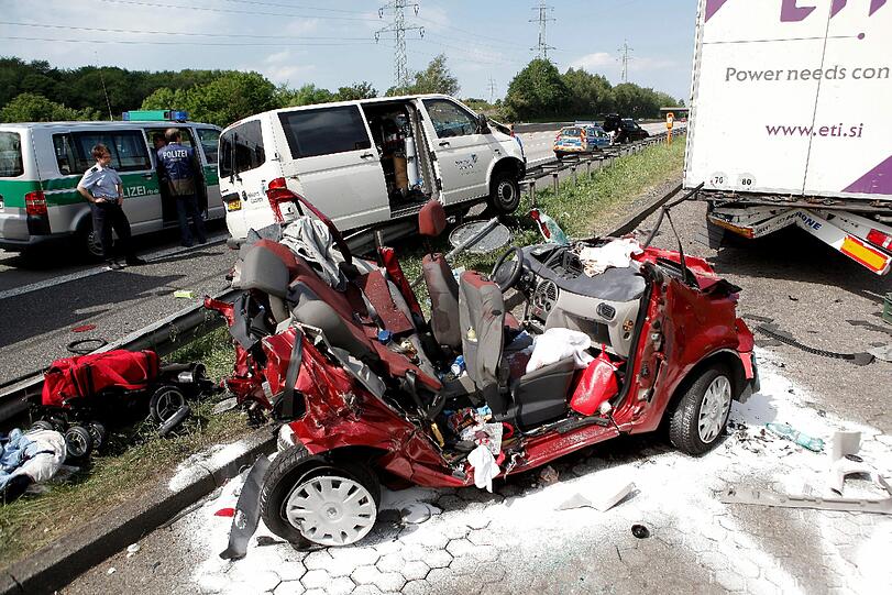 Vier Menschen &ndash; darunter ein fünf Monate altes Baby und seine Mutter &ndash; verunglückten bei einem Verkehrsunfall tödlich.