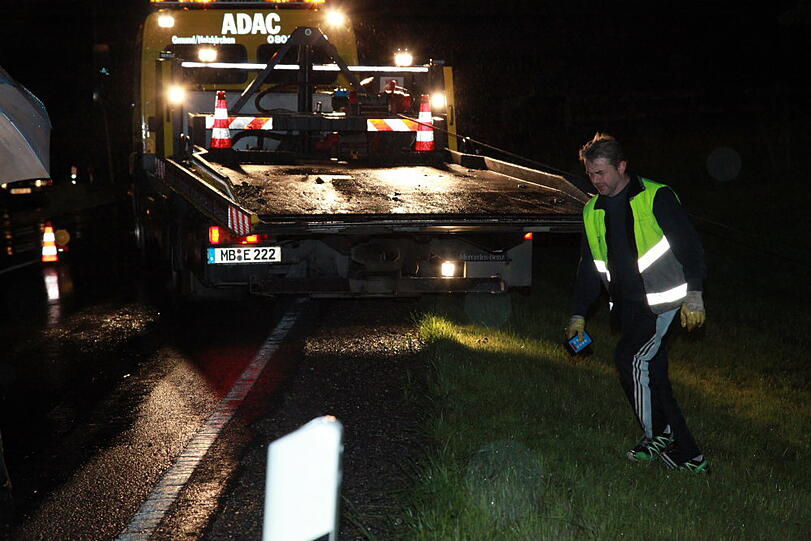 Auf regennasser Fahrbahn ist am Dienstagabend ein Münchner mit seinem Lamborghini von der Straße abgekommen und schwer verunglückt. Die Ursache war vermutlich überhöhte Geschwindigkeit. Der Fahrer musste schwer verletzt ins Krankenhaus eingeliefert werden. Die  Bilder von der Unfallstelle.