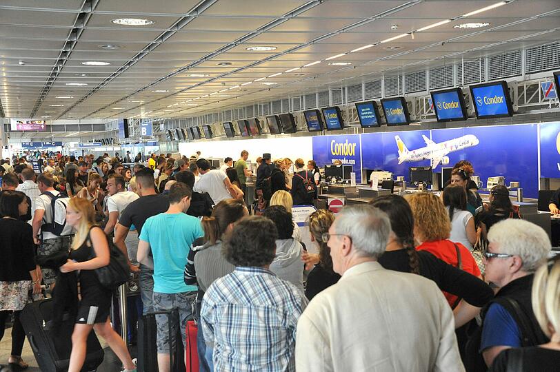 Andrang am Airport: Heute beginnen die Ferien. Etliche Familien starteten gestern trotz schulpflichtiger Kinder.