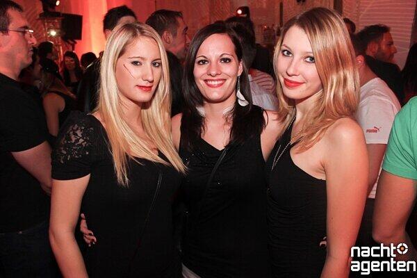 Rococo Halloween Clubbing im 8 Seasons. Mehr Bilder unter: www.nachtagenten.de.
