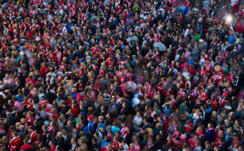 So sehen Sieger aus! Ausgelassen feiern die Bayern-Stars die früheste Meisterschaft der Geschichte. Die Bilder vom Marienplatz