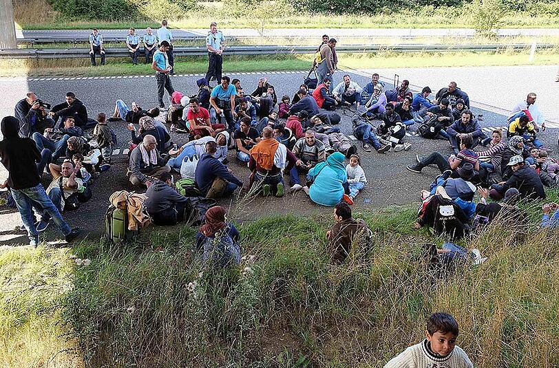 Inzwischen sind auch Hunderte Flüchtlinge in Dänemark angekommen. Die meisten wollen sich nicht in Dänemark registrieren lassen, sondern weiter nach Schweden reisen. Jetzt hat die dänische Bahn den Zugverkehr zwischen Deuschland und Dänemark gestoppt.