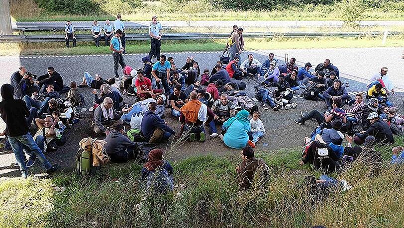 Inzwischen sind auch Hunderte Flüchtlinge in Dänemark angekommen. Die meisten wollen sich nicht in Dänemark registrieren lassen, sondern weiter nach Schweden reisen. Jetzt hat die dänische Bahn den Zugverkehr zwischen Deuschland und Dänemark gestoppt. Inzwischen sind auch Hunderte Flüchtlinge in Dänemark angekommen. Die meisten wollen sich nicht in Dänemark registrieren lassen, sondern weiter nach Schweden reisen. Jetzt hat die dänische Bahn den Zugverkehr zwischen Deuschland und Dänemark gestoppt.