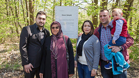 Die Familie des NSU-Opfers Enver Simsek, die Tochter Semiya Simsek (r) mit ihrem Mann Fatih Demirtas und deren Sohn, sowie die Witwe Adile Simsek und der Sohn Abdulkerim.