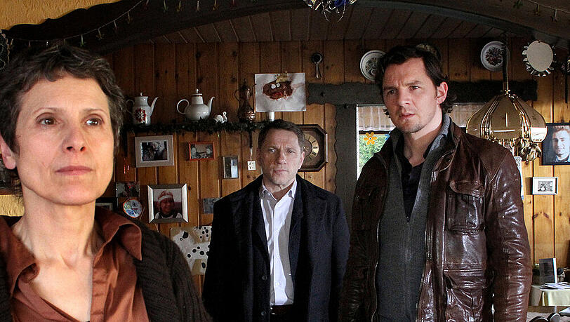 Die Kommissare Thorsten Lannert (Richy Müller) und Sebastian Bootz (Felix Klare, re.) sprechen mit Frau Bielfeldt (Gisela Straehle), der Mutter des getöteten Holm Die Kommissare Thorsten Lannert (Richy Müller) und Sebastian Bootz (Felix Klare, re.) sprechen mit Frau Bielfeldt (Gisela Straehle), der Mutter des getöteten Holm