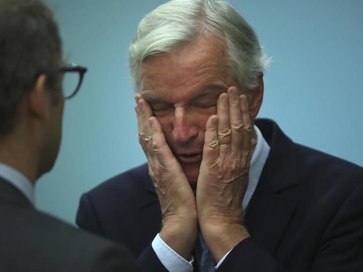 Übermüdet: EU-Unterhändler Michel Barnier nach einer hektischen nächtlichen Sitzung zum Thema Brexit.
