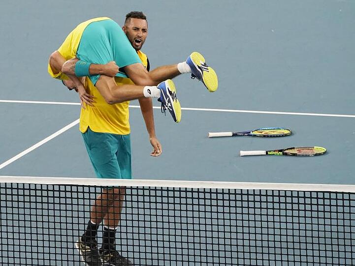 Nick Kyrgios nahm seinen Doppelpartner Alex de Minaur nach dem Sieg auf die Schulter.