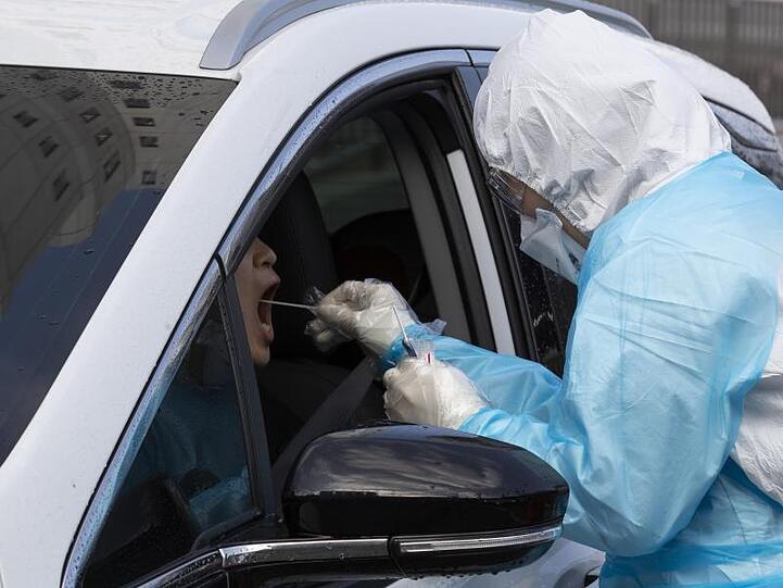 Ein medizinischer Mitarbeiter des Krankenhauses der Universität Yeungnam in Südkorea testet in einer Drive-Through-Klinik einen Autofahrer auf das Coronavirus.