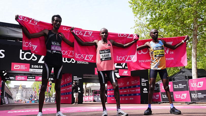 Sabastian Sawe gewann den London-Marathon vor Yomif Kejelcha (l) und Jacob Kiplimo (r).