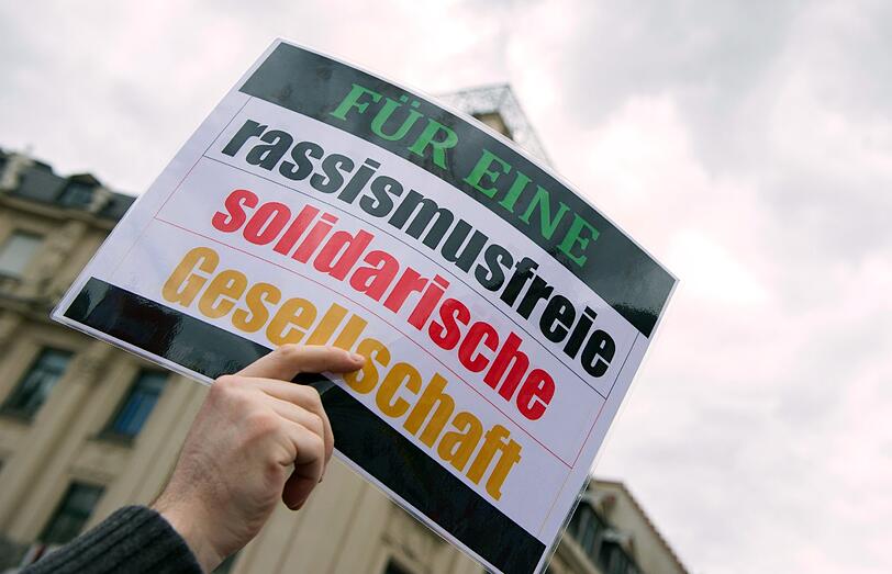 Tausende Demonstranten haben vor dem Start des NSU-Prozesses in München an das Schicksal der Opfer erinnert. Sie verlangten einen konsequenten Kampf gegen die braune Gefahr. Die Bilder!