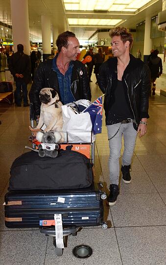 Endlich dahoam: Jochen Bendel mit Freund Matthias und Hund Gismo am Münchner Flughafen