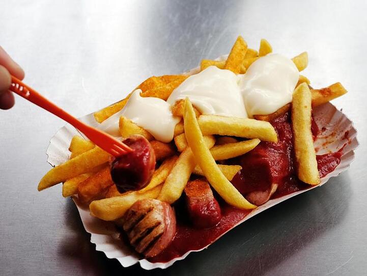 Mayonnaise ist beliebt auf der Bratwurst und auch als Dip. Doch wie lange ist sie eigentlich haltbar?