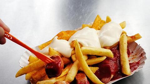 Mayonnaise ist beliebt auf der Bratwurst und auch als Dip. Doch wie lange ist sie eigentlich haltbar?