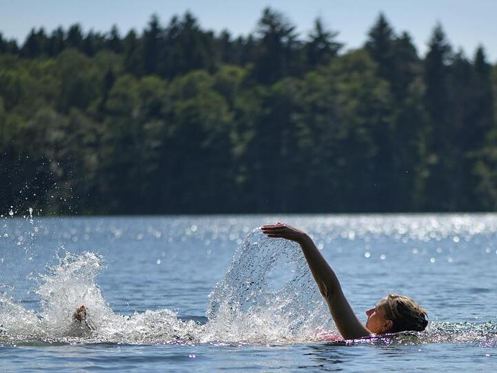 Eine Frau schwimmt im Trepliner See in Brandenburg.