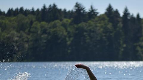 Eine Frau schwimmt im Trepliner See in Brandenburg.