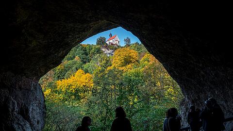 Blick aus der Ludwigshöhle auf die Klaussteinkapelle am ehemaligen Burgstall Ahorn.