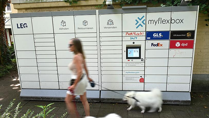 Gassigehen am Paketautomaten vorbei: Alltagsszene aus D&uuml;sseldorf.