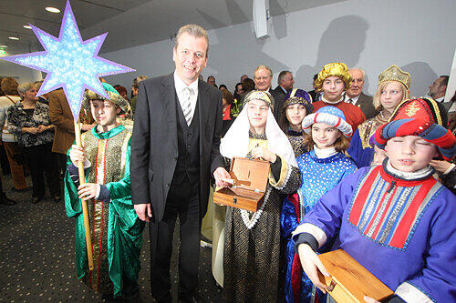 Großzügige Spende für die Sternsinger: OB Ulrich Maly mit den Heiligen Drei Königen aus der Kirchengemeinde St. Wolfgang.
