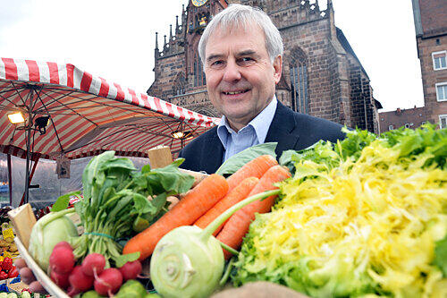 Umweltreferent Peter Pluschke macht aus Nürnberg Deutschlands Bio-Metropole - und geht selbst mit knackigem Beispiel voran: Lieber frisch und pestizidfrei, lautet seine Devise.