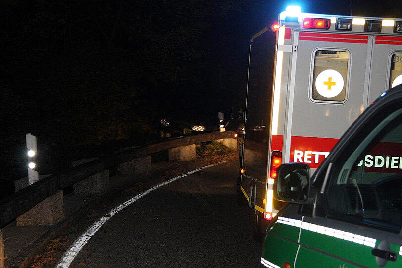Hier hängt ein Golf über dem Abgrund: Riesen Glück hatte eine Frau aus dem Landkreis München. Der Wagen flog aus der Kurve und blieb kurz vor einem 50-Meter-Abgrund stehen. Um ein Haar wäre die Frau abgestürzt. Die Bilder