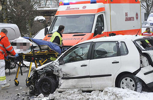 In einer Tempo 30-Zone kollidierte eine Pkw Opel mit offenbar überhöhter Geschwindigkeit mit einem VW Polo. Durch den heftigen Aufprall wurde der Polo mit dem Heck von der Straße und gegen einen Baum geschleudert.