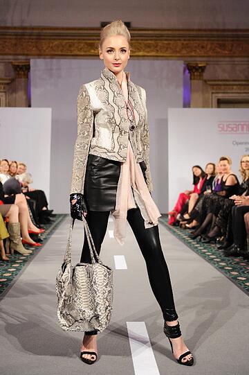 Ein Model auf der Susanne Wiebe Munich Fashion Show Bayerischen Hof.