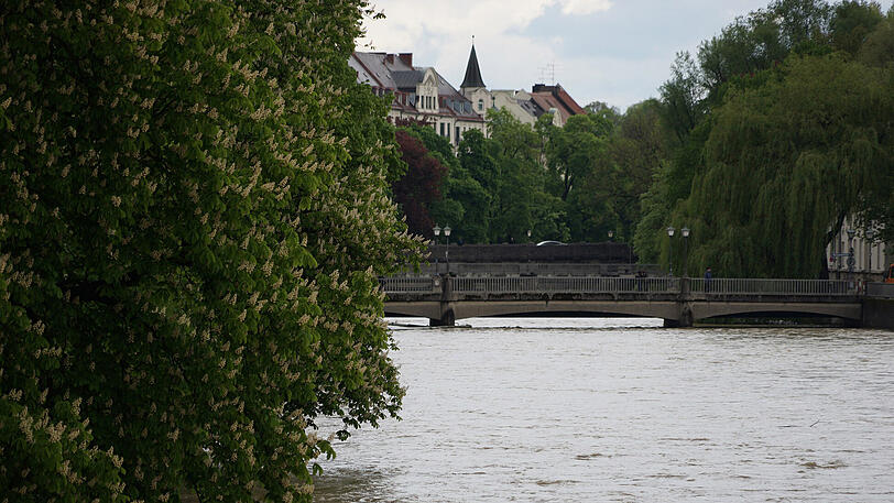 Schmutzigbraun wälzt sich die Brühe am Müllerschen Volksbad vorbei, auch der Kanal ist voll.