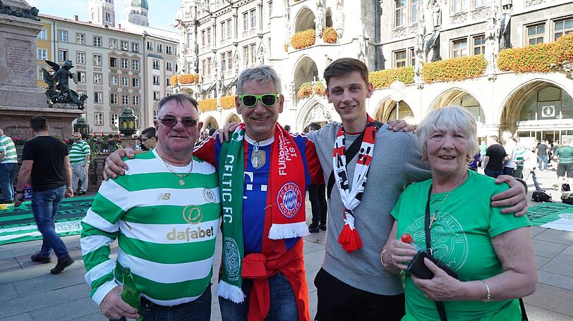 Auf dem Marienplatz feiern bereits die Celtic-Fans.