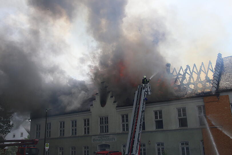 In Neumarkt-Sankt Veit ist am Sonntag ein Anwesen komplett ausgebrannt - die Bilder vom Einsatz.