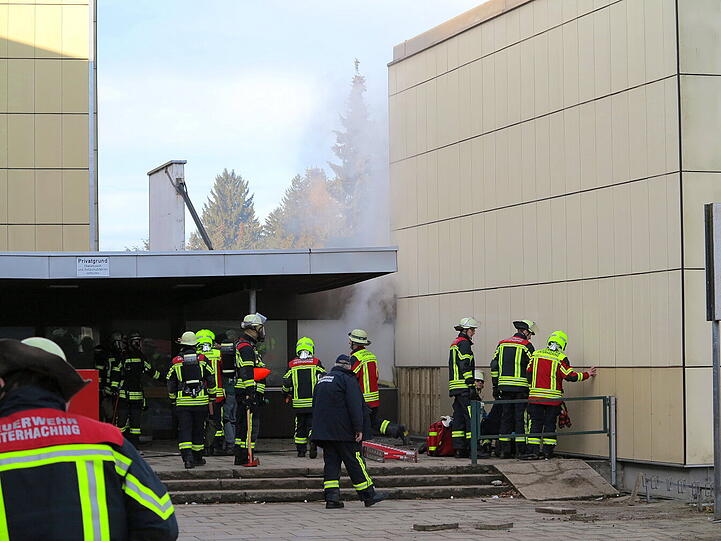 Die Lebensretter üben den Einsatz.