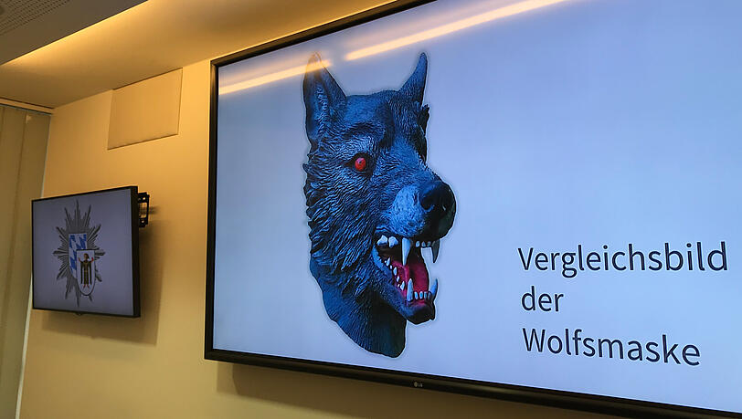 Präsentation im Polizeipräsidium: So in etwa sah die Wolfsmaske aus. (Archivbild) Präsentation im Polizeipräsidium: So in etwa sah die Wolfsmaske aus. (Archivbild)