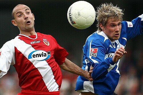 Der Cottbuser Stanislav Angelov (l.) mit Bielefelds Oliver Kirch
