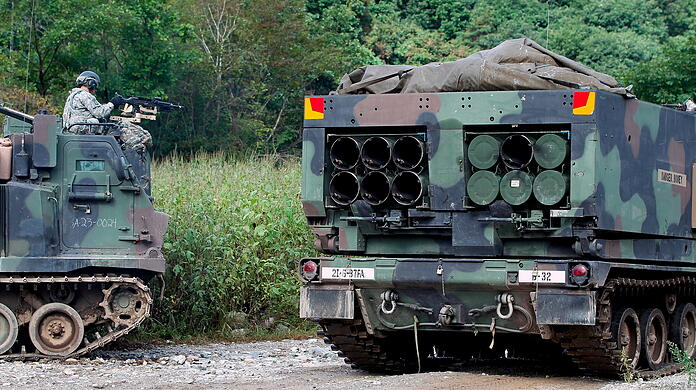 US-Soldaten neben einem Mehrfachraketenwerfer (MLRS) der US-Armee bei eine Militärübung in Südkorea. (Archivbild)