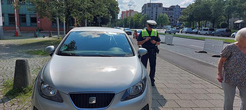 Unerlaubt geparkt? Hier können schnell 55 Euro fällig werden. Beim Ortstermin mit Polizei und Behindertenbeirat mangelt es in Neuperlach nicht an Beispielen.
